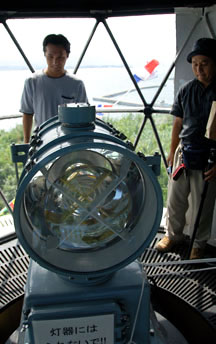 六連島灯台の灯器は意外と小さい。２０秒で１回転し灯台の明かりの点滅は１０秒に一回の点滅です