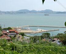 六連島漁港を望む