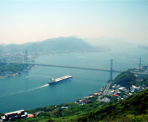 下関市の火の山公園より望む関門海峡と関門橋