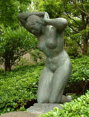 下関市立美術館の外にある裸婦像