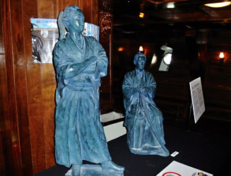 手前は坂本龍馬、奥は勝海舟　の銅像