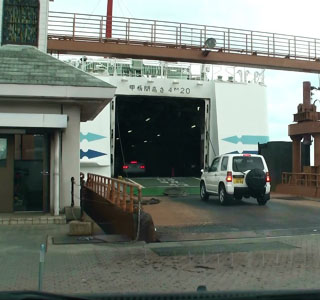 車は博多港では船のバックから入船する