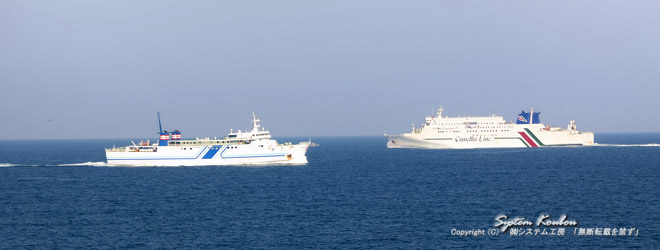 玄界島沖を通過する「ニューつしま」と博多〜韓国を結ぶ高速フェリー「ニューかめりあ」