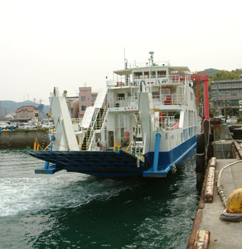 松島（合津）港に入港する「カーフェリー シーガル」