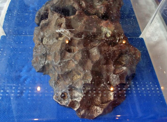 南極で見つけた隕石。日本は膨大な数の隕石を拾い集めて世界最大の隕石保有国