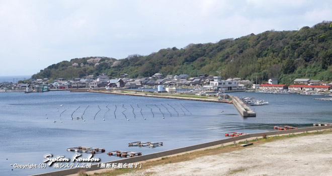相島漁港周辺の街並みが見える　（平成31年3月末時点 人口総数: 258 人　世帯総数: 139 世帯）