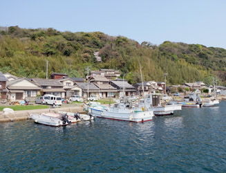 相島漁港には漁船がたくさん