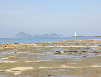 千畳敷と大藻路岩灯標（おおもじいわとうひょう）と後方は下関市の蓋井島（ふたおいじま）