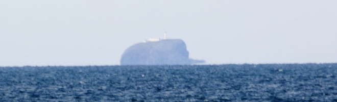 遠くに遠くに烏帽子島と灯台が見える。　地図で見ると約２２キロ離れている