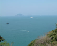 能古島の自然探勝路から見る海