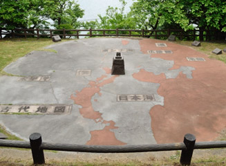 日本と中国の地図が描かれている方位広場