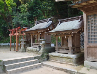 左より熊四郎稲荷神社、秋葉社、松尾社