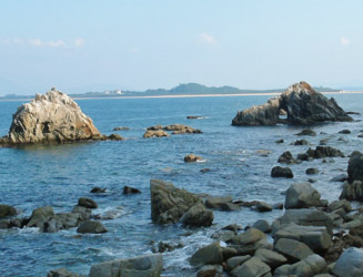 志賀島東海岸…岩に小さな穴が開いている「二見岩」