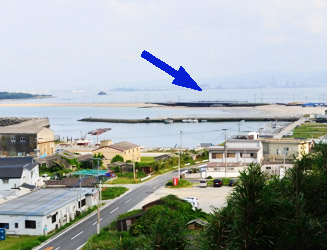 志賀島橋で九州本土と結ばれている（手前が志賀島）