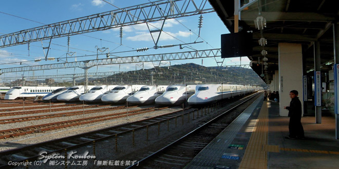 ＪＲ博多南駅のプラットホーム前は新幹線の車両がずらりと並ぶ博多総合車両所