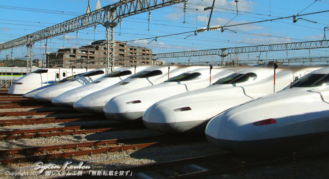博多総合車両所に並ぶ新幹線車両(手前からＮ７００系が３両、７００系が３両、５００系、３００系）