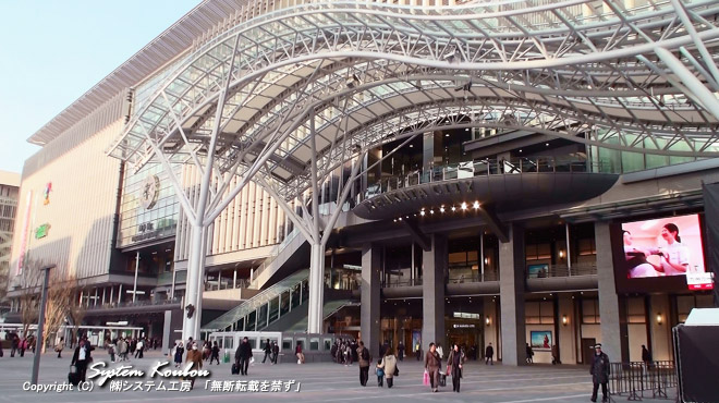 ＪＲ博多駅ビルの地上２階部分（博多口側）には空中回廊（ペデストリアンデッキ）があり、３階にはFM福岡サテライトスタジオとスタジオテラスがある