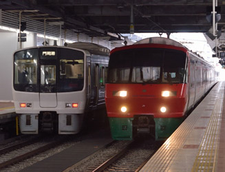 左の門司港行き普通電車、右は特急「ハウステンボス号」