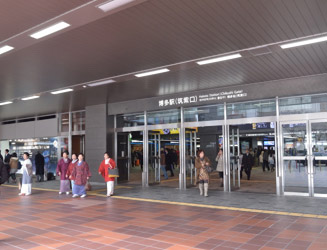 筑紫口は新幹線の改札口に近い位置にある