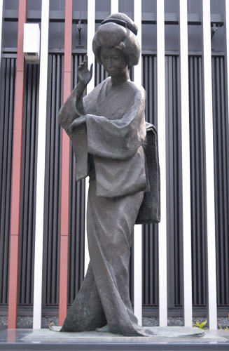博多口前広場にある「博多節舞姿」の像