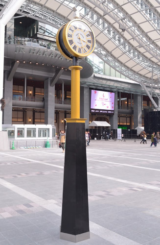 福岡市在住の女性実業家たちによるボランティア団体「国際ソロプチミスト福岡−東」が寄贈した太陽光発電式電波時計