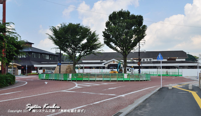 左は2011年4月29日に新駅舎が開業した直方駅新駅舎。右は初代博多駅舎を移築したとする説もある旧直方駅
