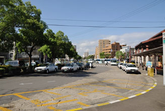 JR鹿児島駅前風景。市街地の中心部につながる大通りはこの駅の所から始まる
