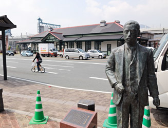 夏目漱石の像も道路を挟んだ反対側に移設されている