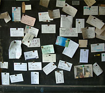 大畑駅（おこばえき）の待合室の壁には訪れた記念の名刺などがいっぱい