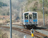 大畑駅（おこばえき）のスイッチバックに入る下り列車
