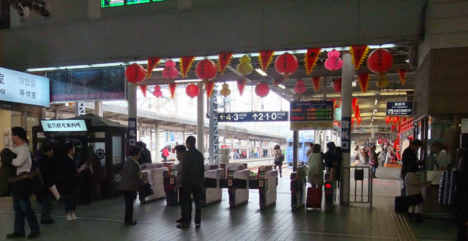 ＪＲ長崎駅は長崎本線の端駅（終着駅）なので、線路を跨（また）ぐ陸橋も地下通路もなく、各ホームにそのまま行ける