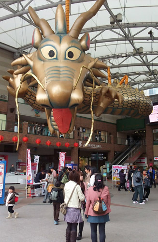 長崎ランタンフェスティバル期間中は天井に竜のオブジェ「アミュゴン」が飾られる