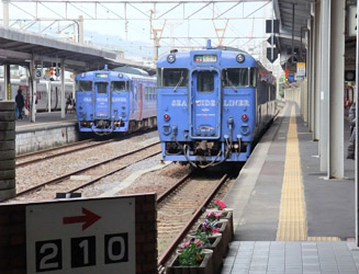 快速「シーサイドライナー」は諫早・大村・ハウステンボス・佐世保方面 行きの列車