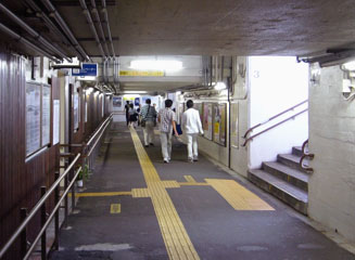 駅舎とホーム間は2本の地下通路でつながっている