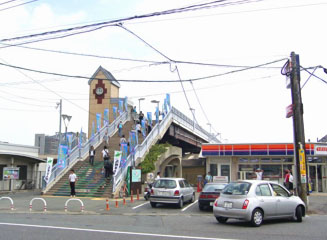 駅を出てすぐ傍に「虹の橋」という跨線橋がある