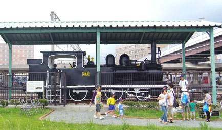 駅東側に展示している国鉄230形蒸気機関車（268号機）製造は明治38年（1905年）