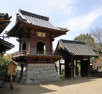 長生寺の鐘楼と山門