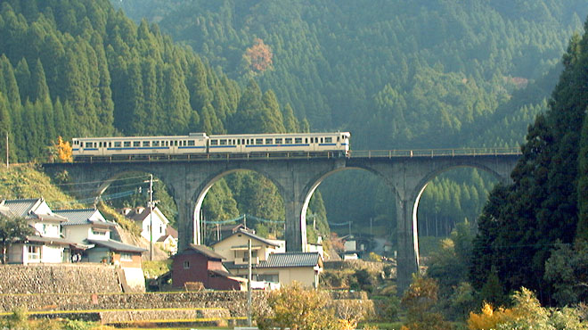 東峰村宝珠山地区にある山間をつなぐ陸橋である「めがね橋」