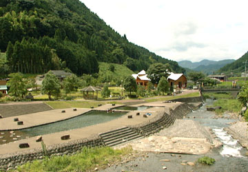 東峰村宝珠山地区にある「棚田親水公園」では浅いプールがいく種類もあり水遊びできる