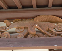 玄関の軒（のき）には鶴と亀の彫物がある