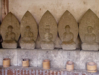 龕堂（がんどう）の中の石仏