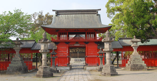 赤い門が印象的な素盞鳴（すさのう）神社