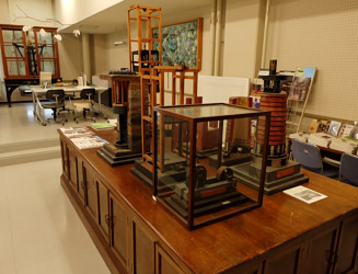 古い実験機器の展示