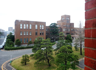 階段の二階上から見た九州帝国大学工学部本館