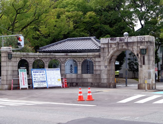 左の門　● 昭和３年（1928年）竣工