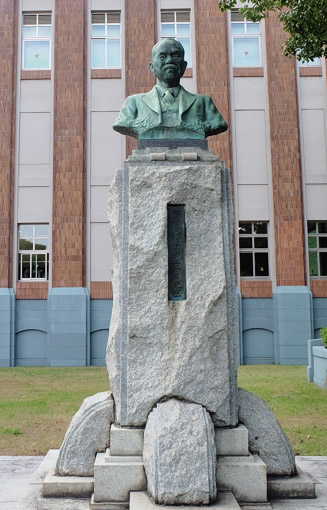 医学博士 武谷廣先生の銅像