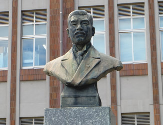 ノーベル賞候補になった稲田龍吉先生の像