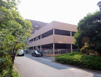 生体防御医学研究所の隣（南側）の立体駐車場
