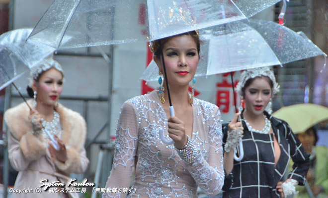 タイ王国の美女達も雨にうんざりのようだ