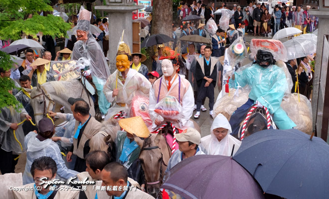 【8:41頃】 博多松囃子（まつばやし） の三福神が櫛田神社の境内に集合しお祓いを受けます